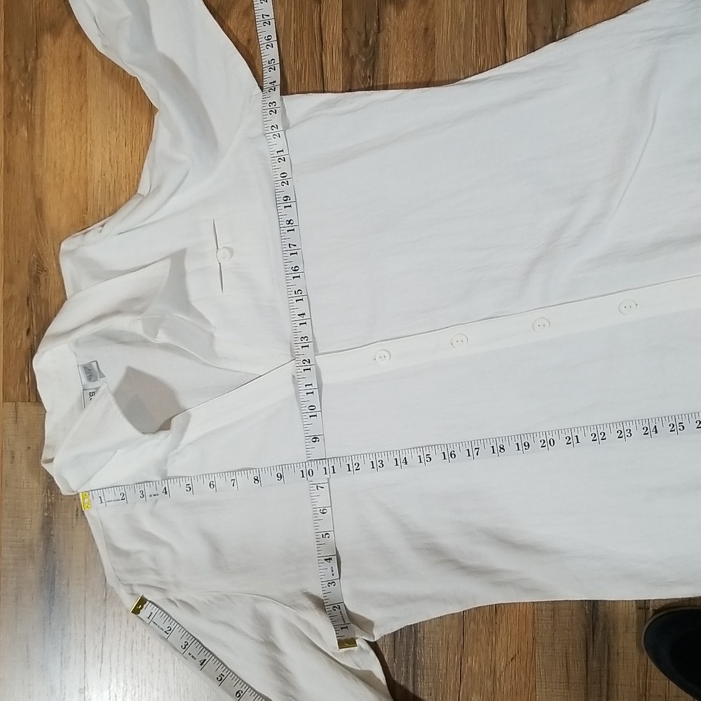 CHICO'S Textured White V-Neck Roll Tab Blouse with Pocket - Picture 11 of 13